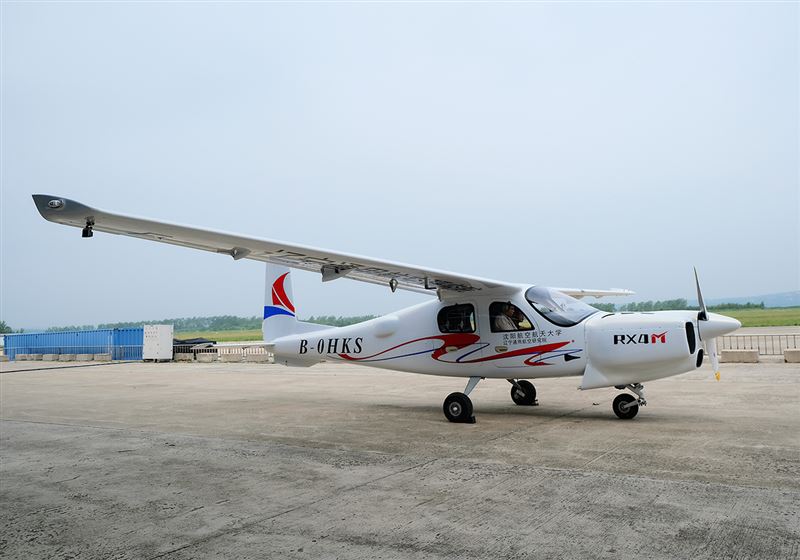 搭載大連化物所研制的氫燃料電池的四座電電混合動力飛機原型機在沈陽首飛成功