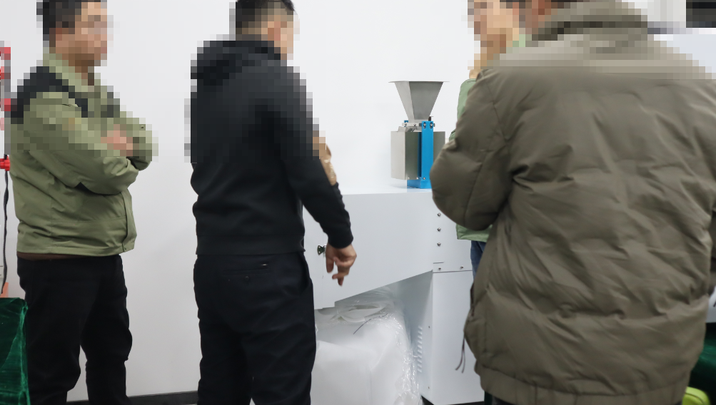 锡某有限公司赴上海理涛考察耐碎石冲击试验机