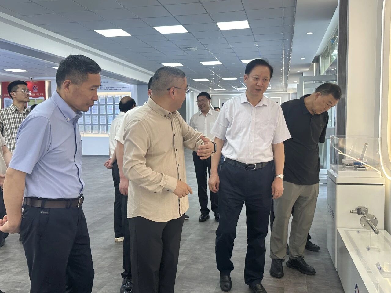 省人大委员、财经委主任委员黄晓武调研安徽天康集团
